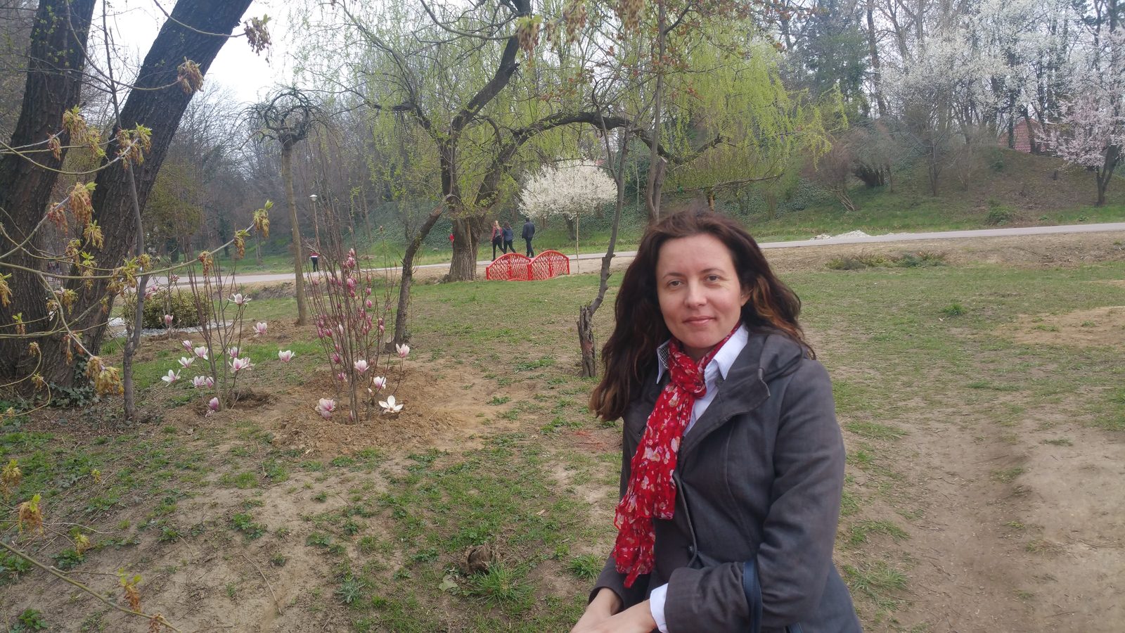 În parc primăvara, lângă magnolii, eșarfă roșie