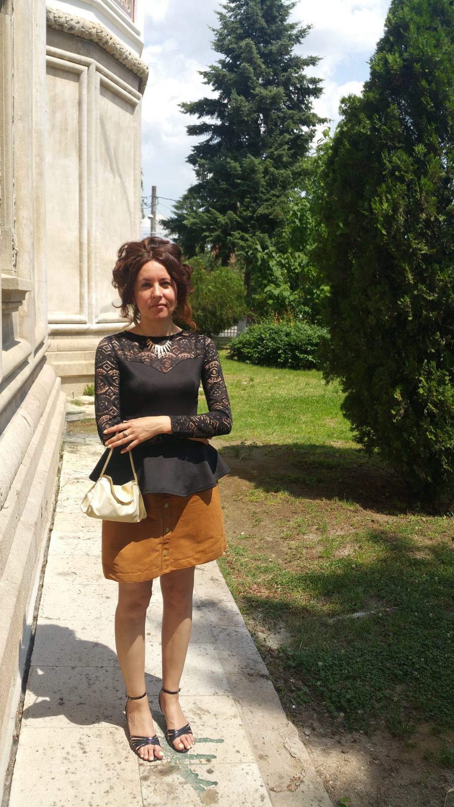 Pe treptele unei clădiri istorice, ținută elegantă
