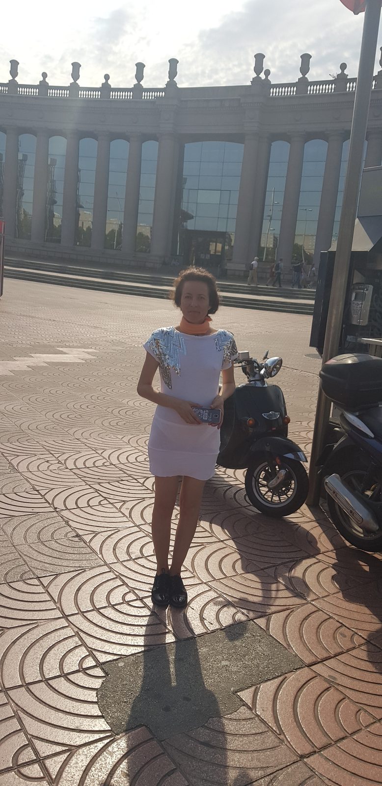 În fața unei colonade, rochie albă