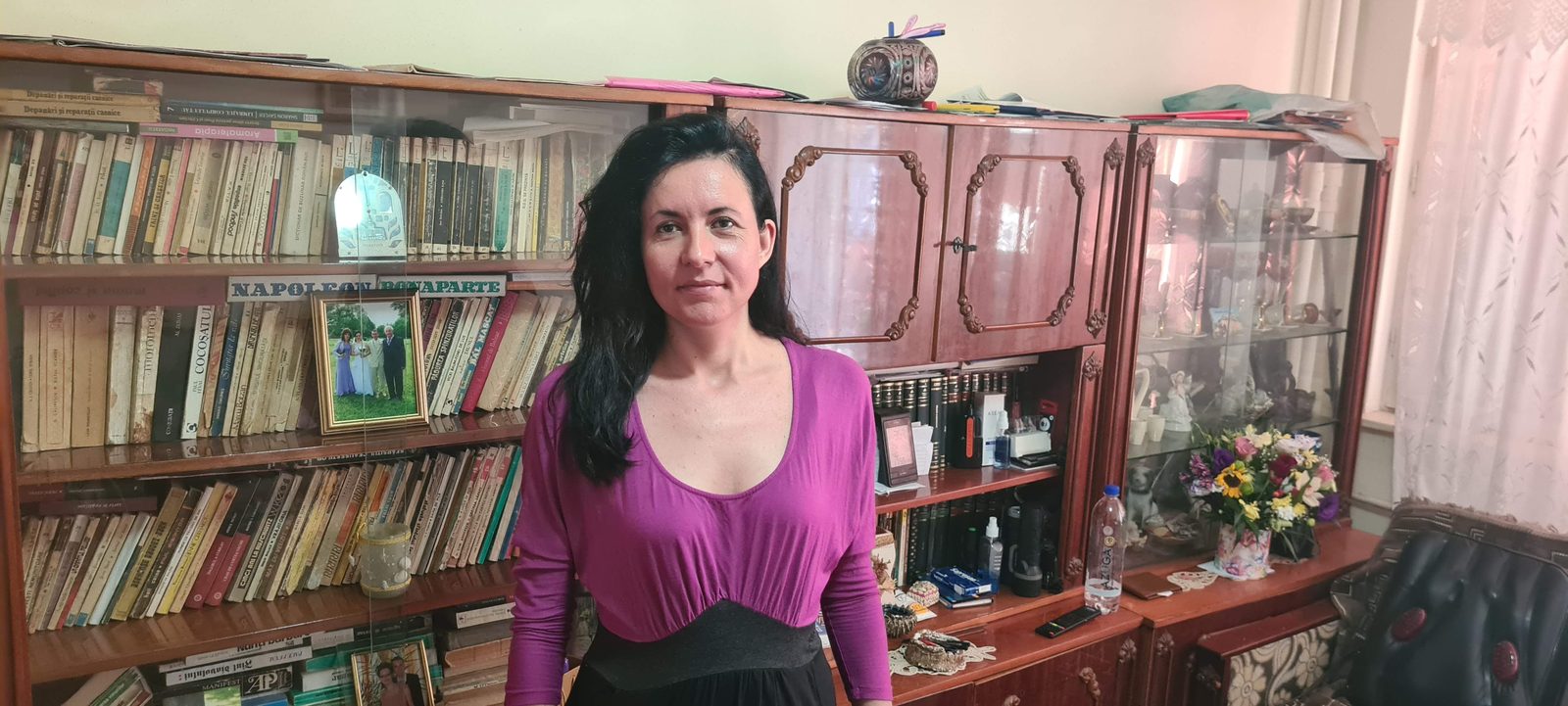Acasă, în fața bibliotecii
