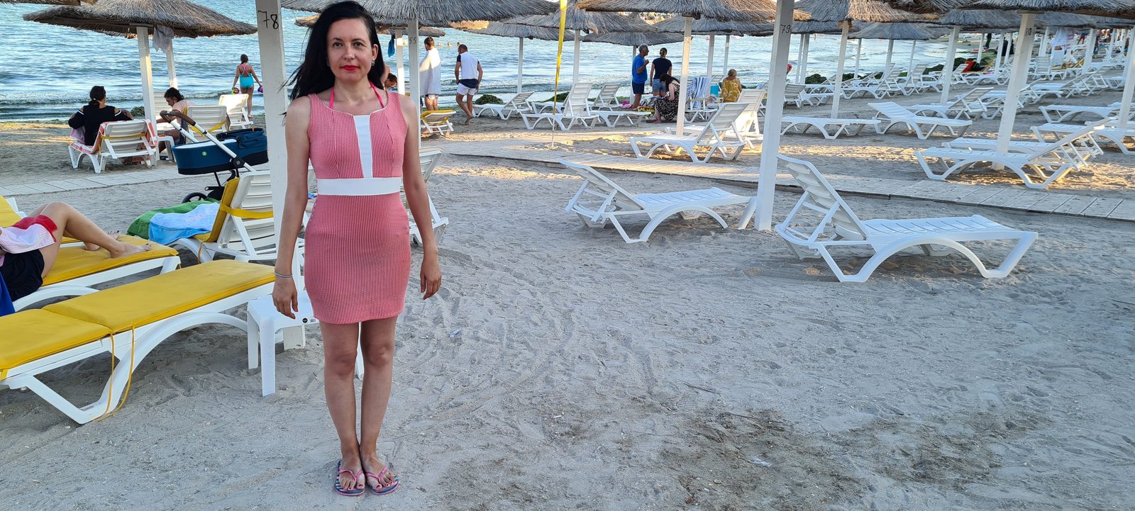 Rochie roz pe plajă, seara