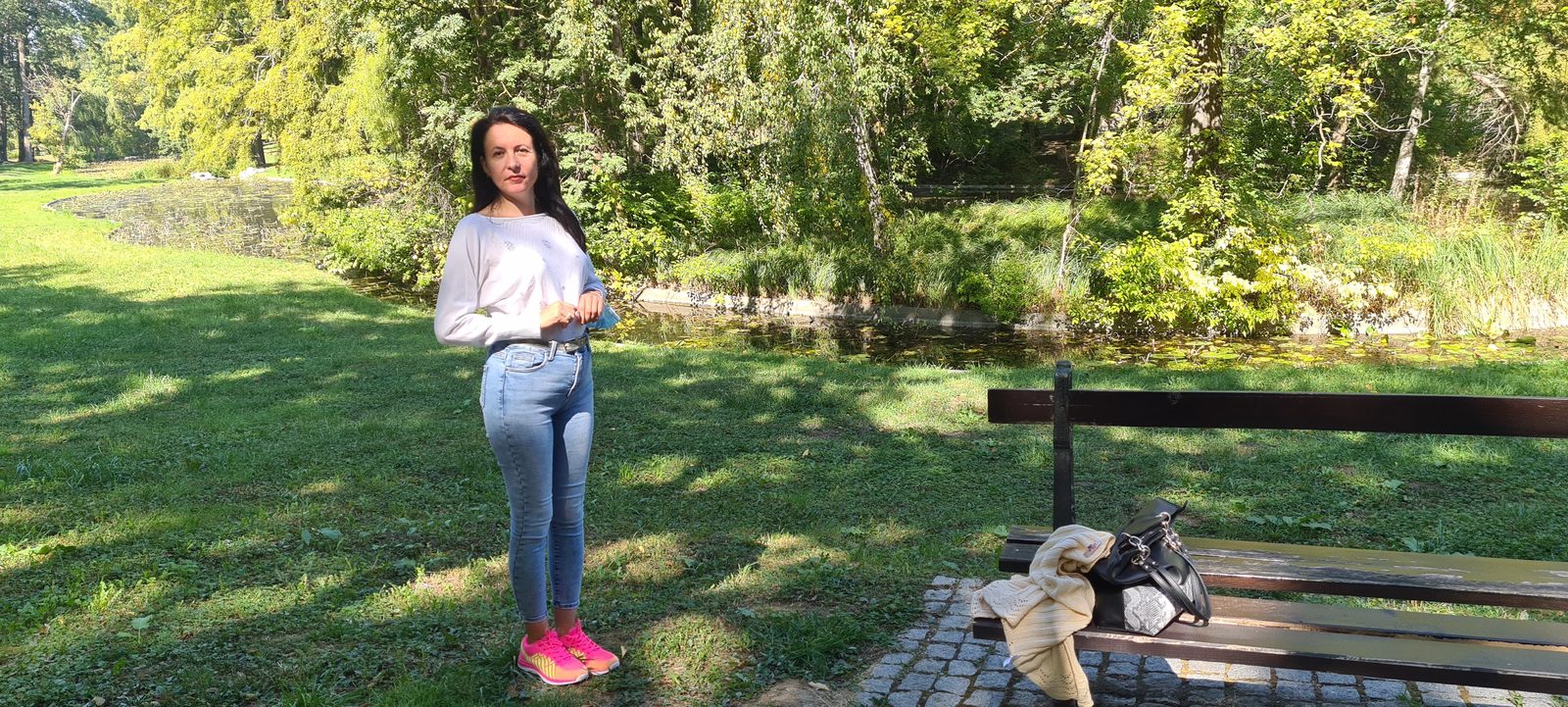 În parc toamna, lângă lac