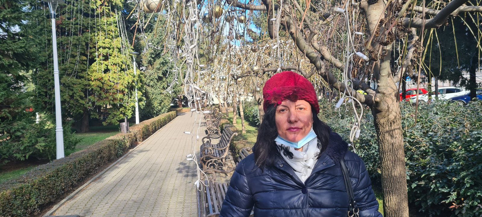 De Crăciun, în parcul cu luminițe, căciulă roșie