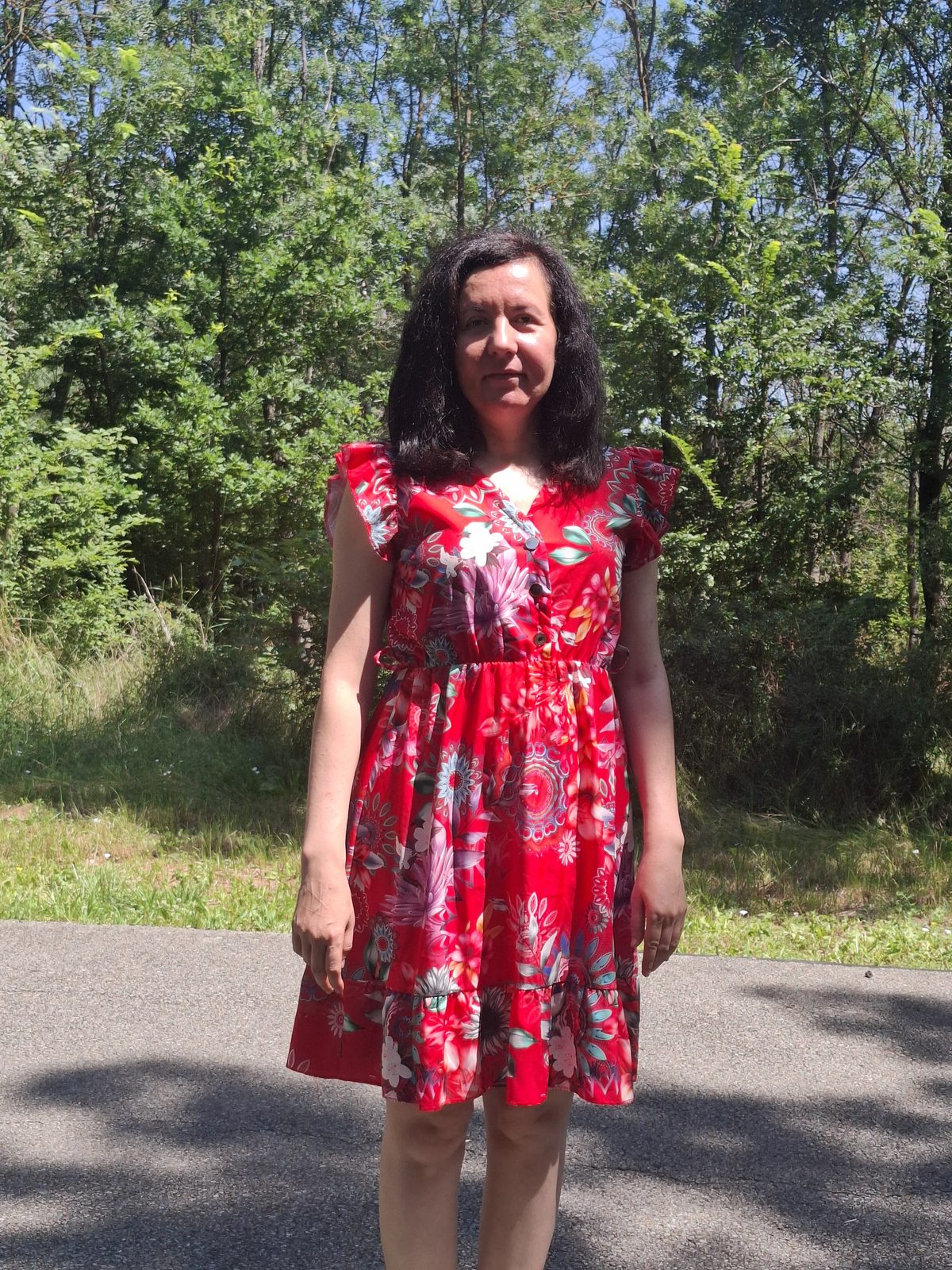 Rochie roșie cu flori, la marginea pădurii