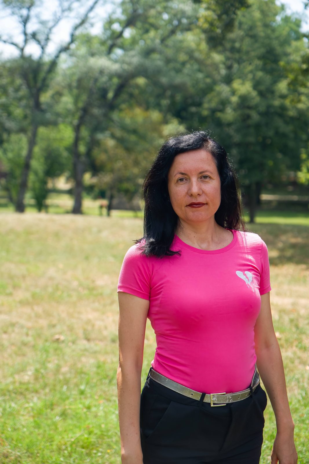 Portret în parc, tricou roz