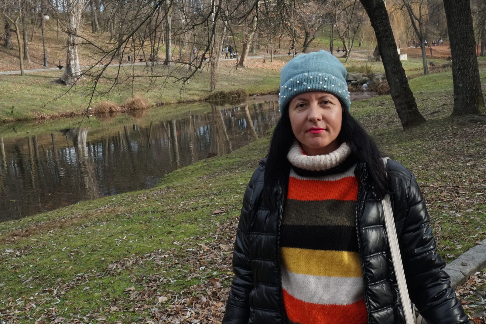 Portret de iarnă lângă lac, căciulă bleu cu perle