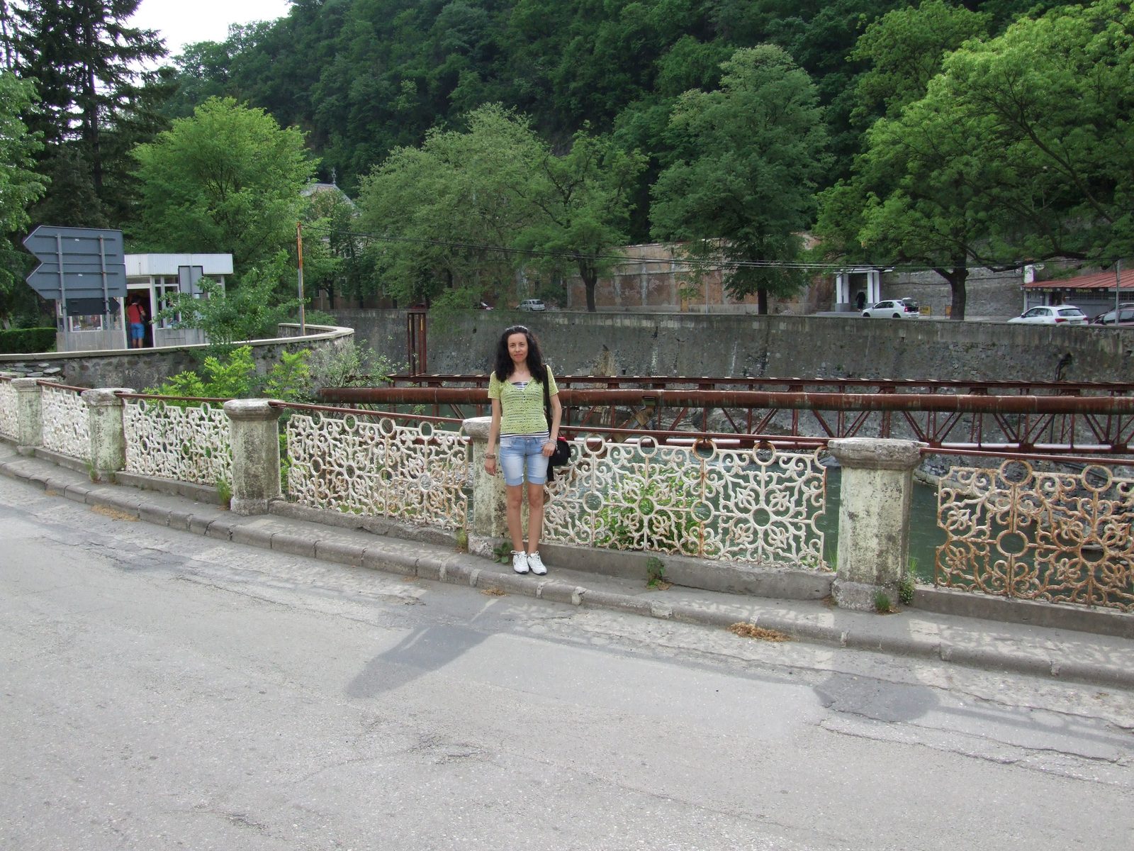 Pe podul cu balustradă ornamentală, în stațiunea de munte