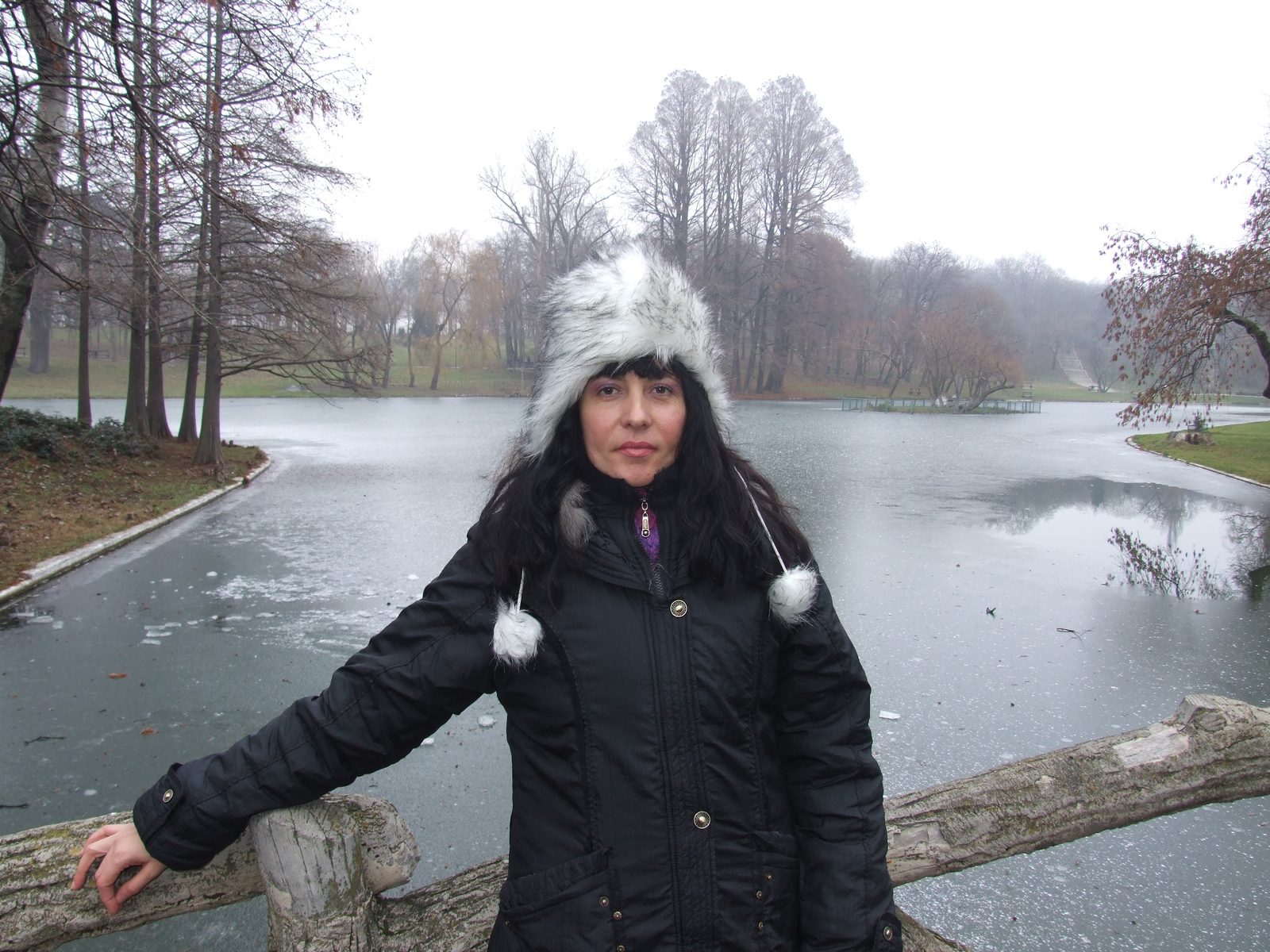 Portret lângă lacul înghețat, căciulă albă de blană