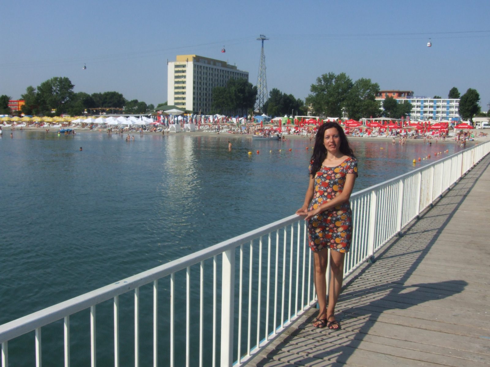 Pe ponton, rochie înflorată, stațiune la mare