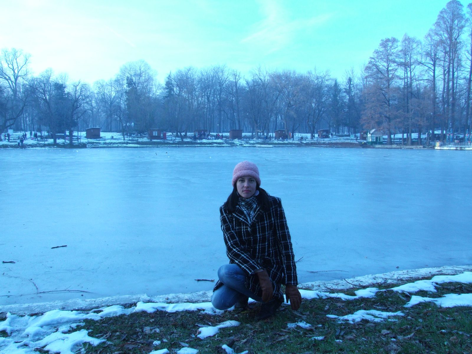 Lângă lacul înghețat, căciulă roz
