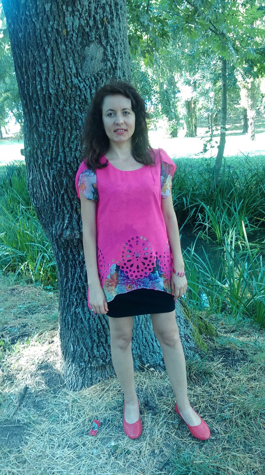 Tunică roz lângă copac, în parc