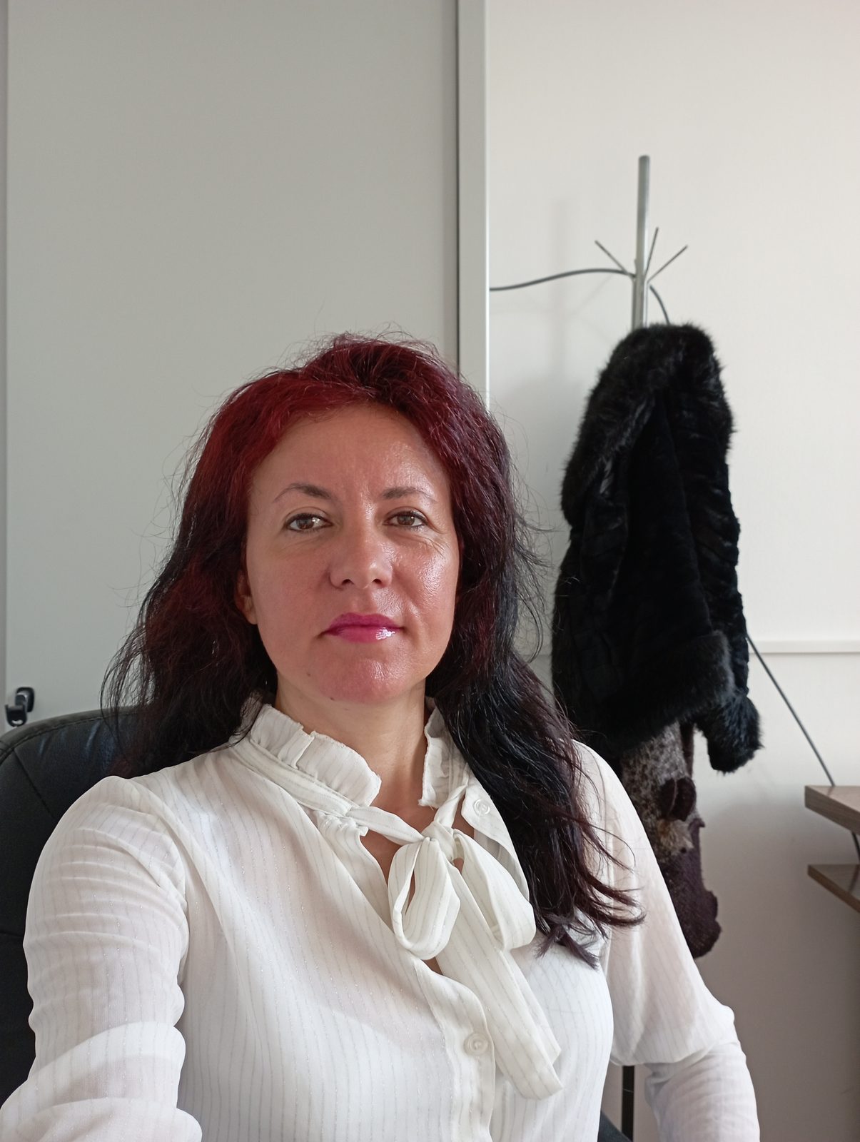 Portret interior, bluză albă