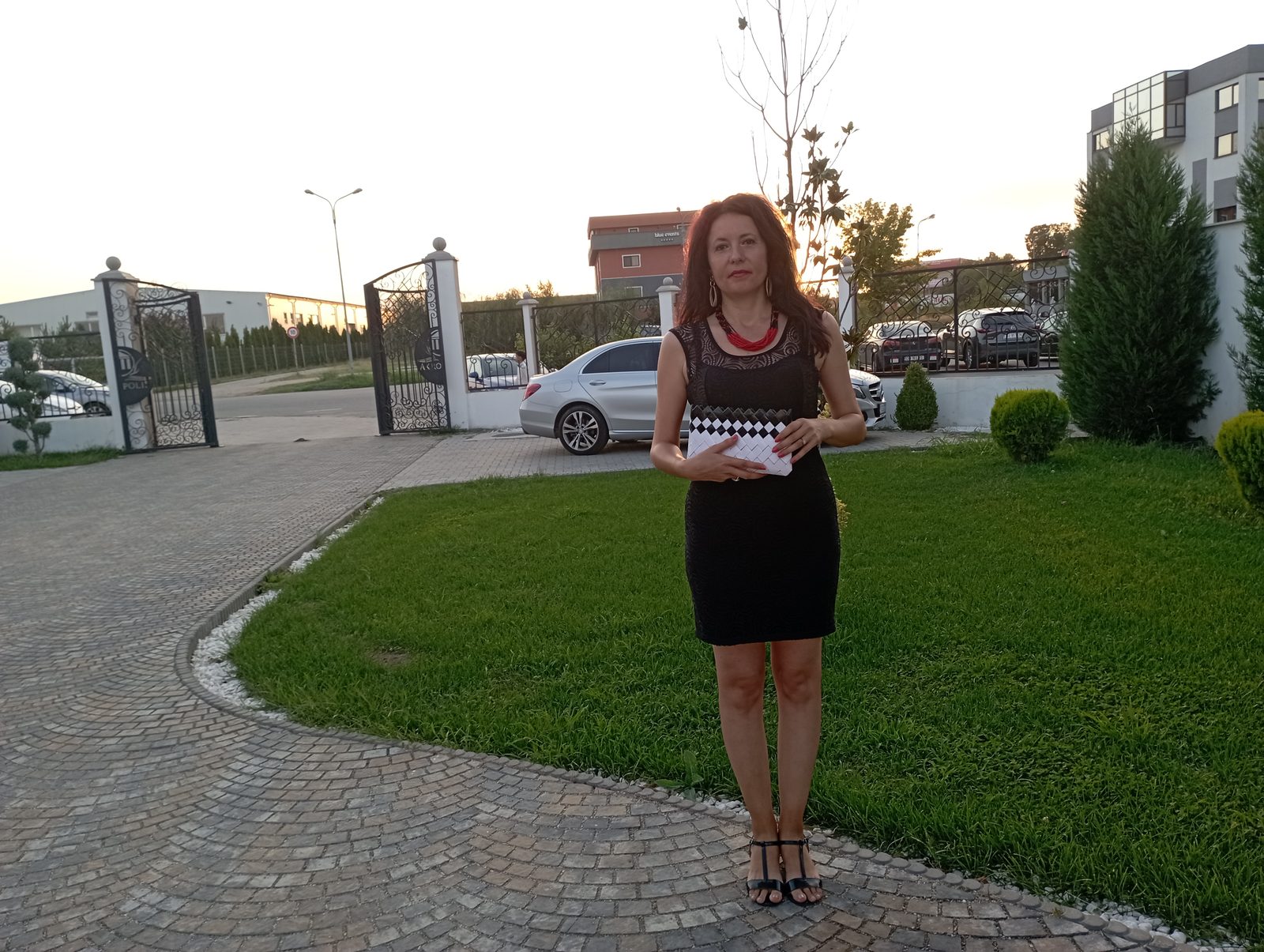 Rochie albastră în grădină