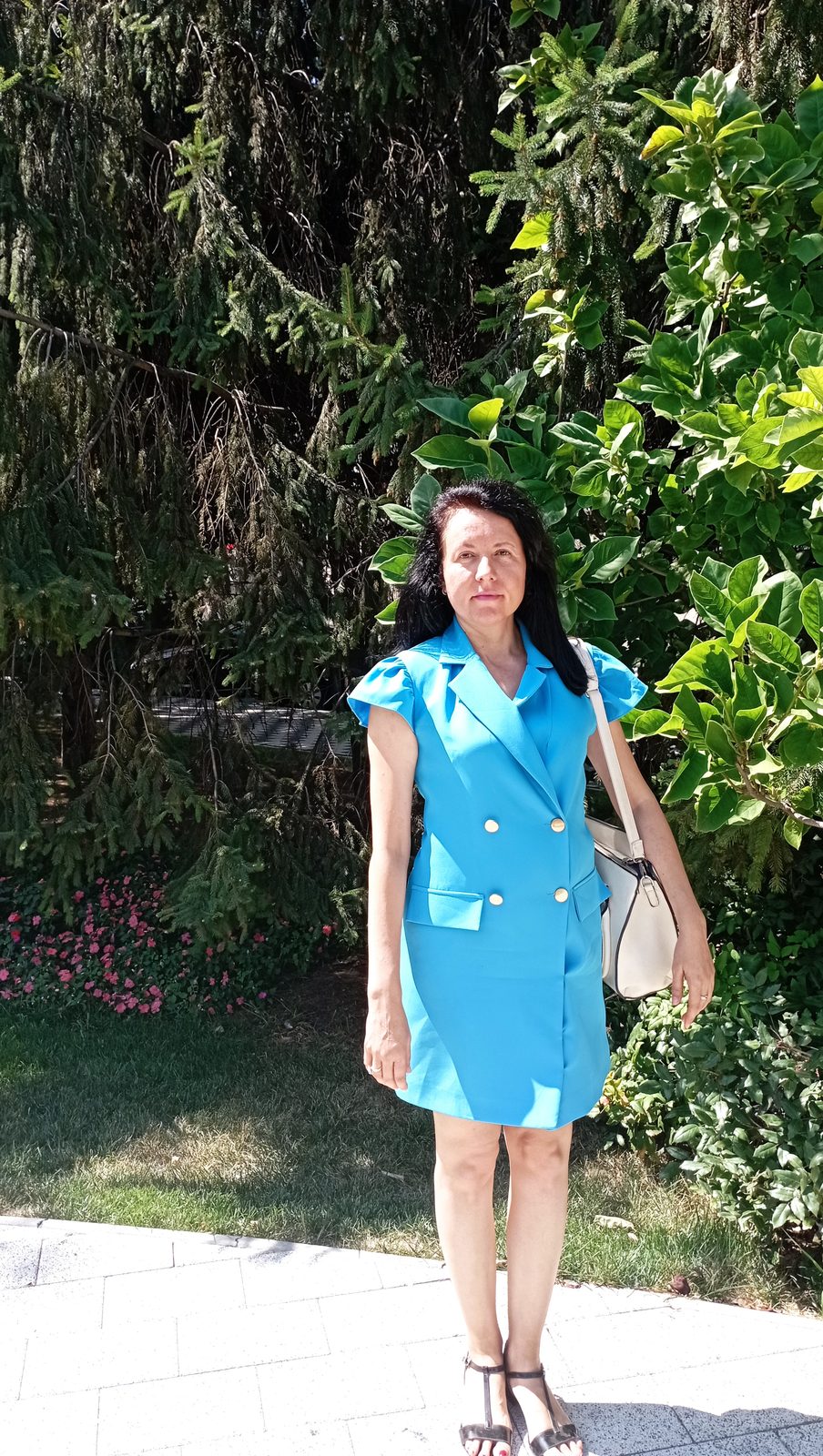 La un eveniment de seară, rochie neagră și colier roșu